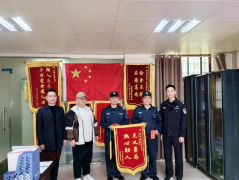 領(lǐng)威保安員李興萍、歐陽開?！耙娏x勇為”獲榮